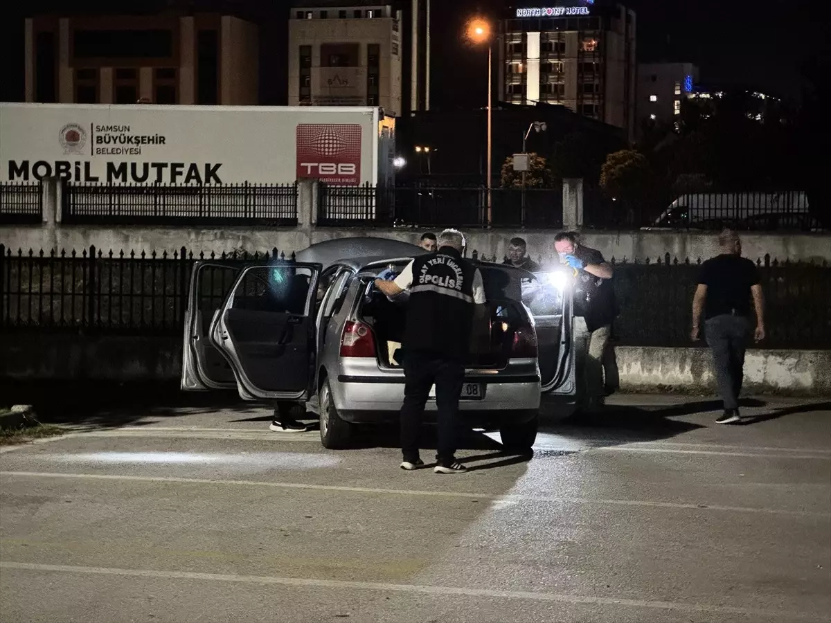 Samsun İlkadım’da gece saatlerinde polis ekiplerinin park halindeki otomobilde yaptığı inceleme sırasında çekilen olay yeri fotoğrafı.