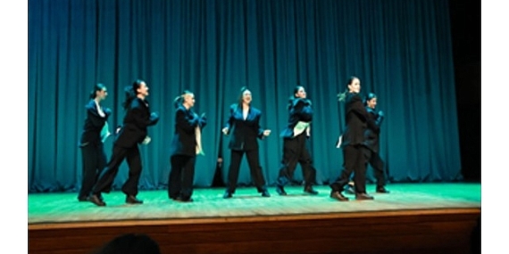 yasemin-sakallioglu-izmirlileri-kahkahaya-bogdu-1